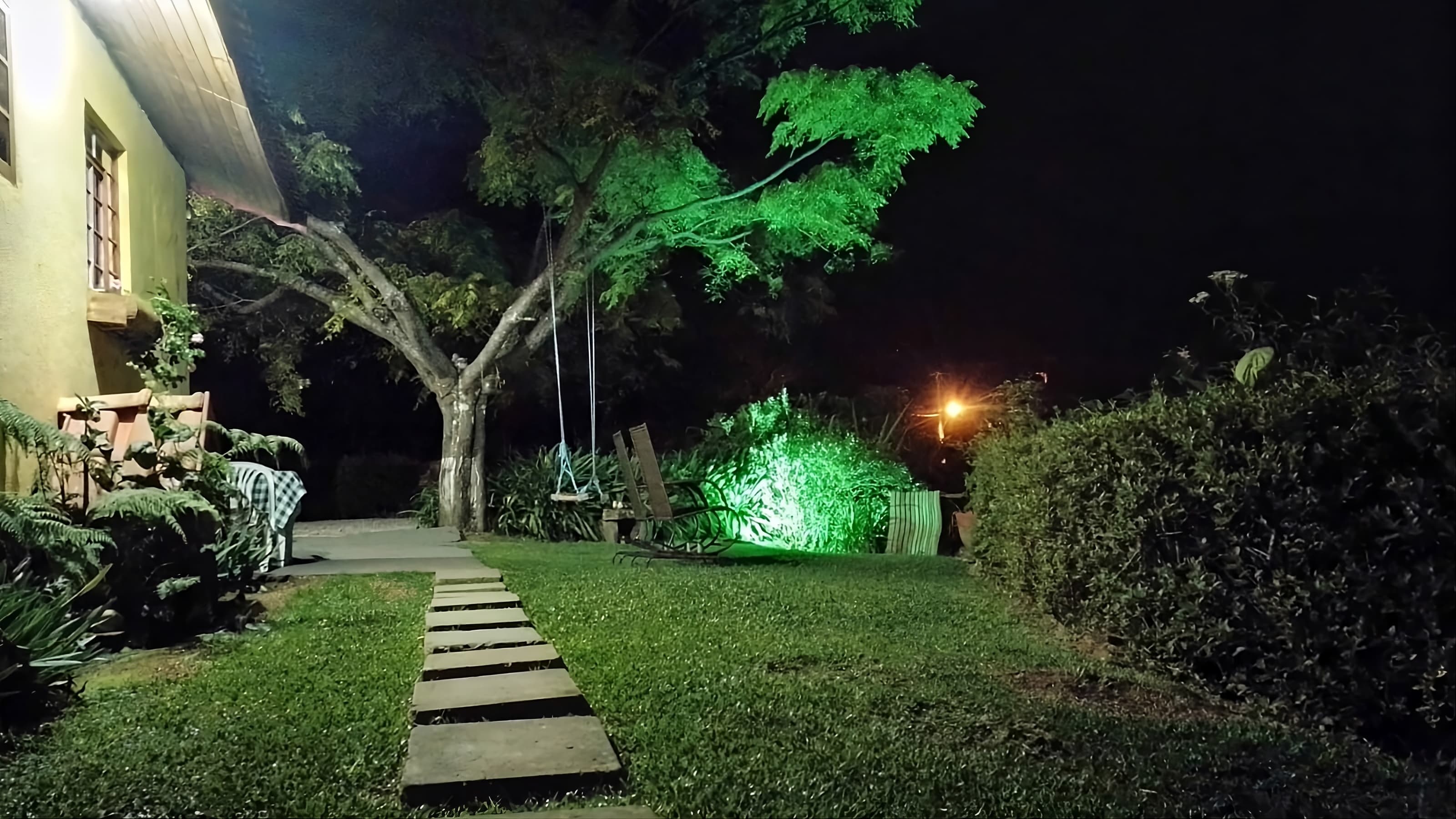 Jardim do Chalé Azaléia à noite