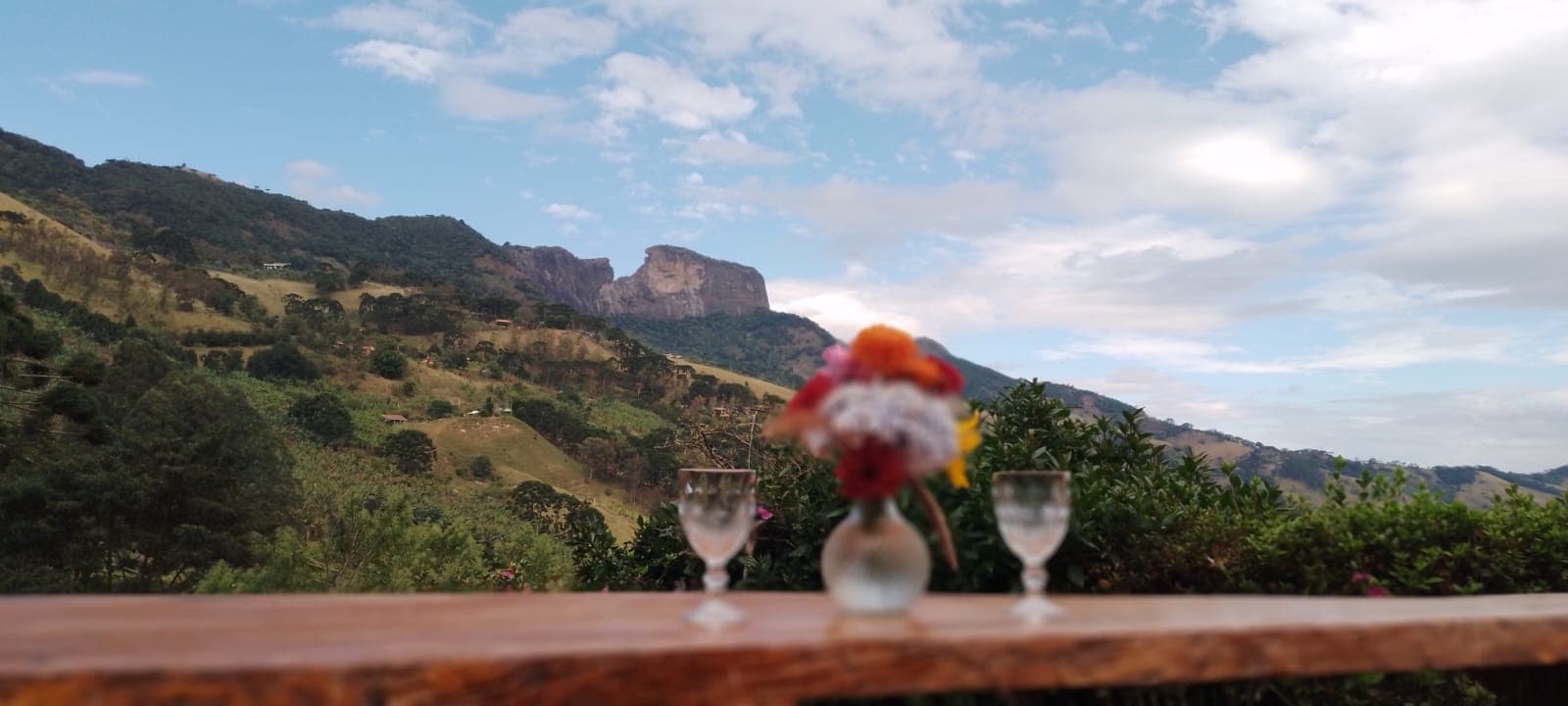 Varanda com vista da Pedra do Baú