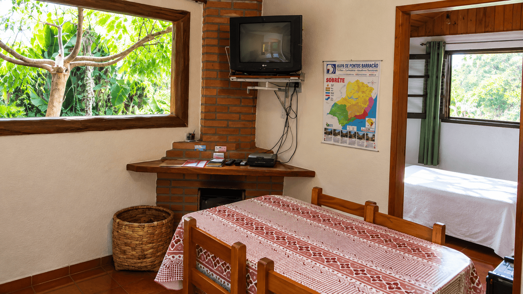 Sala com lareira e TV